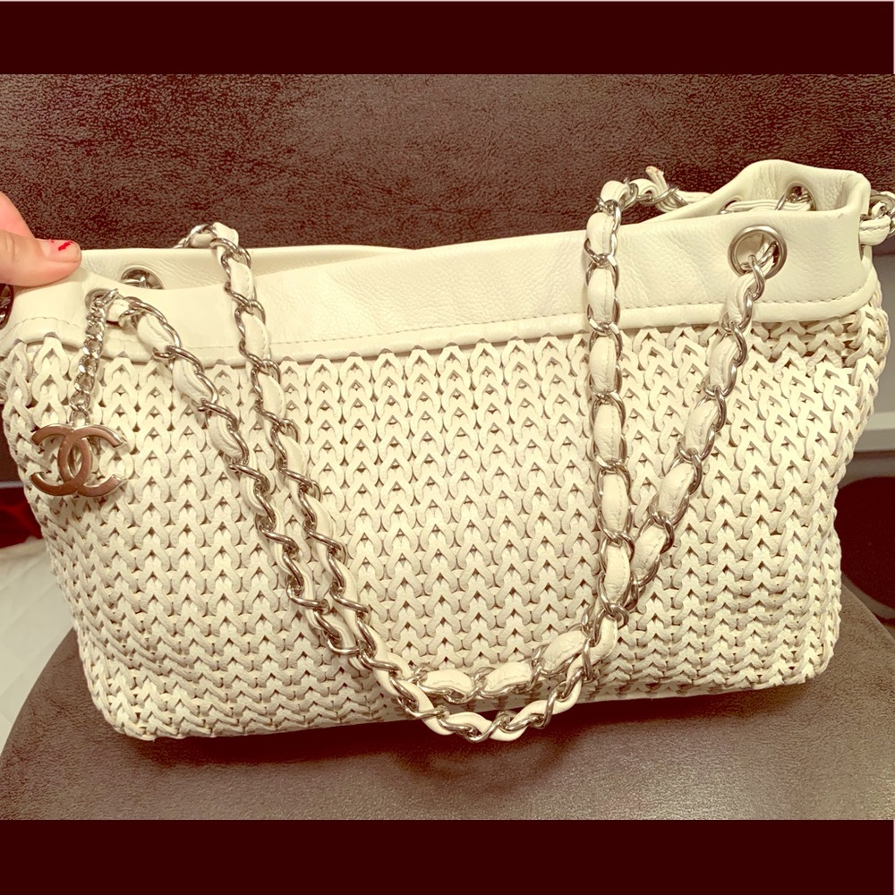 Authentic Chanel Handbag in PRISTINE Condition.